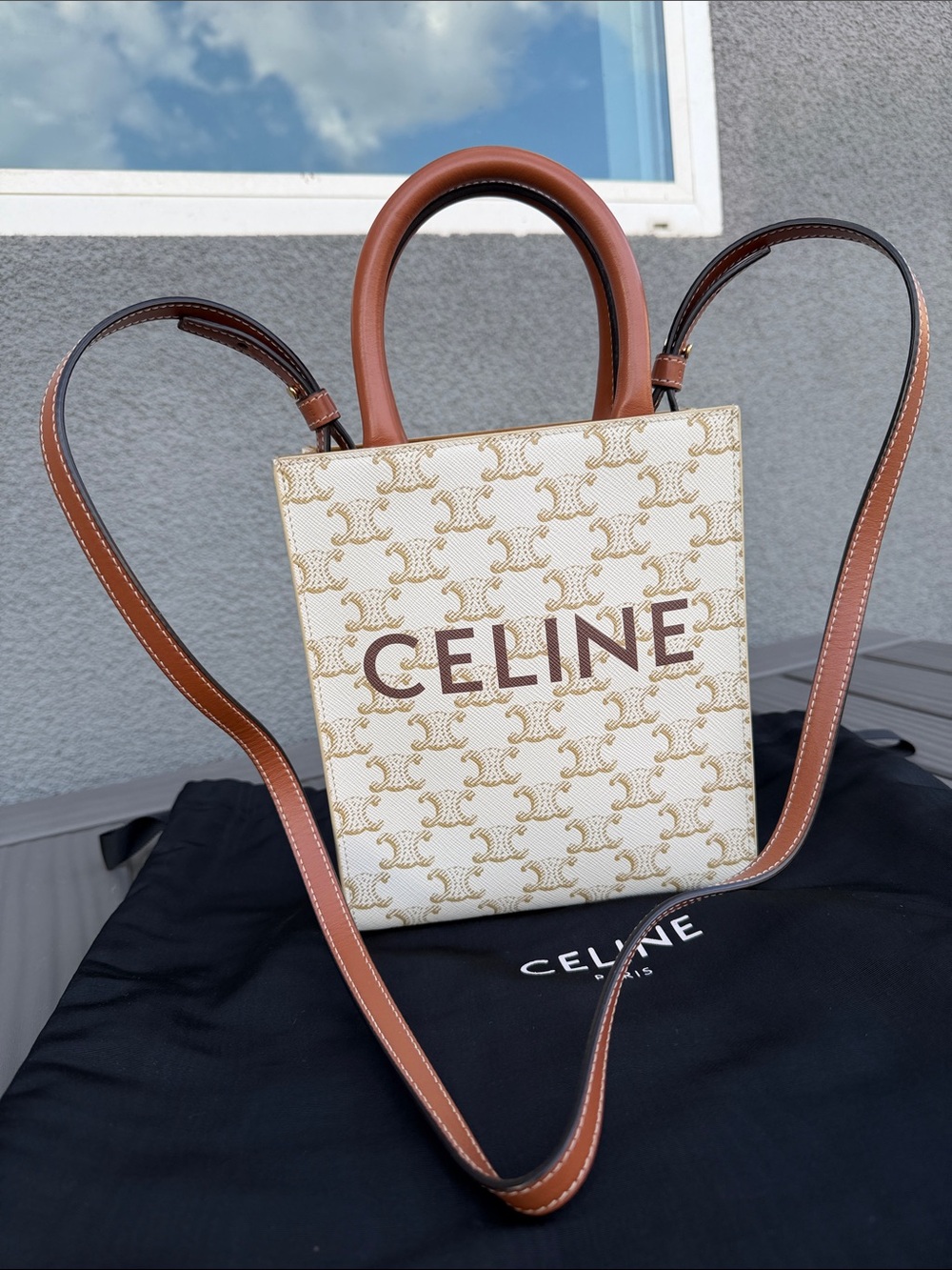 Celine Vertical Cabas Triomphe
Tan Shoulder Bag Top Handle
Crossbody Bag